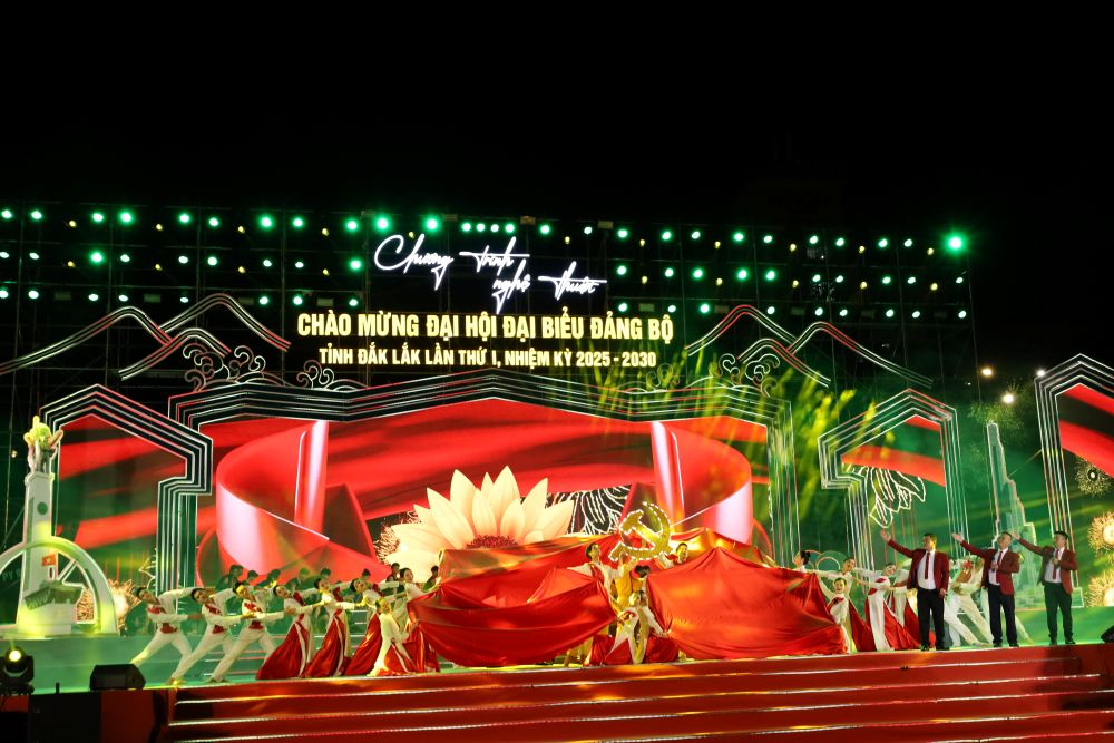 Liên khúc Lá cờ Đảng – Đảng là cuộc sống của tôi  và Lửa hồng nơi địa chỉ đỏ
